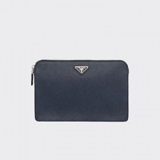 [PRADA] 남성백 FW25 Saffiano BAG 프라다 시그니처 엠보싱 스트랩 클러치 핸드백 2VF056