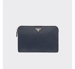 [PRADA] 남성백 FW25 Saffiano BAG 프라다 시그니처 엠보싱 스트랩 클러치 핸드백 2VF056